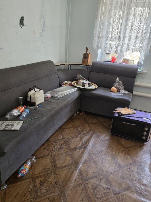 Телевизор Кондер  Вытяжка Аристон  Газ плита Шифонер Кухонный угол