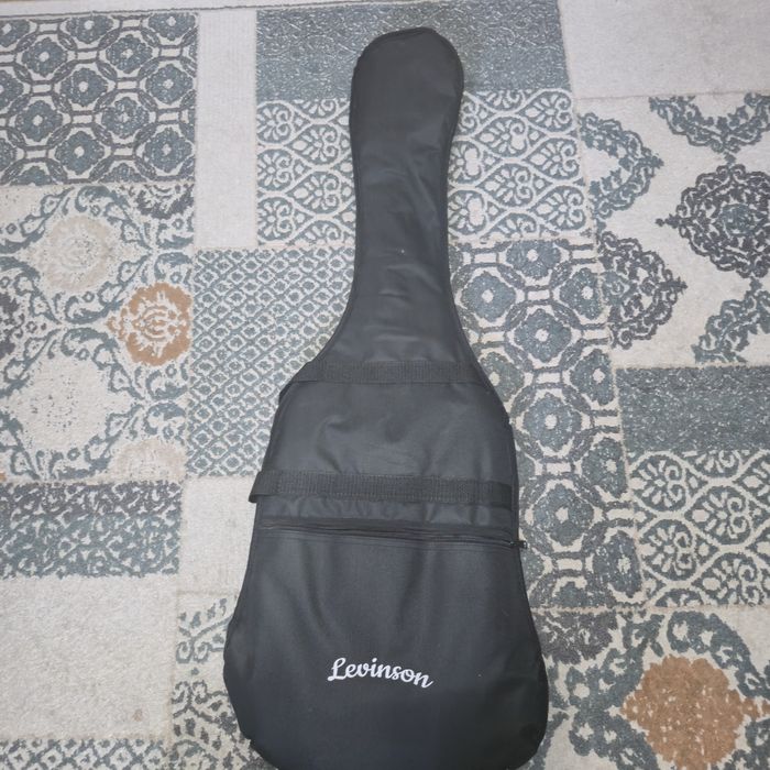 Электрогитара в хорошем состоянии