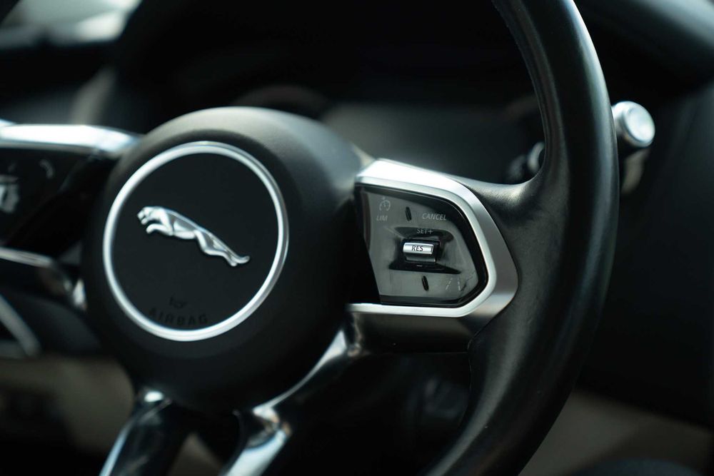 Jaguar XE - Aut - Benzina - 71k km - istoric full - garantie