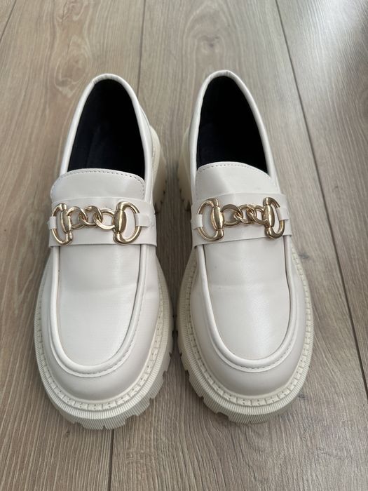 Бежови обувки (мокасини)