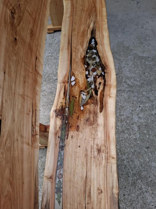 Маса с пейки от дърво и епоксидна смола