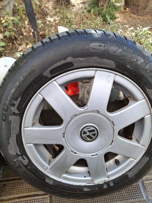 Продавам оригинални лети джанти с летни гуми за WV  15