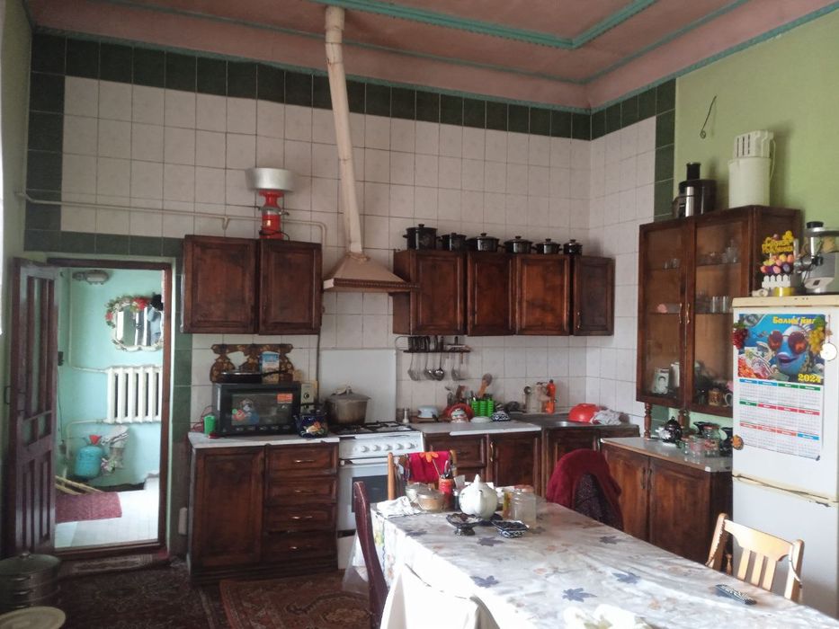 Uy sotiladi hovli kelishamiz uchastka