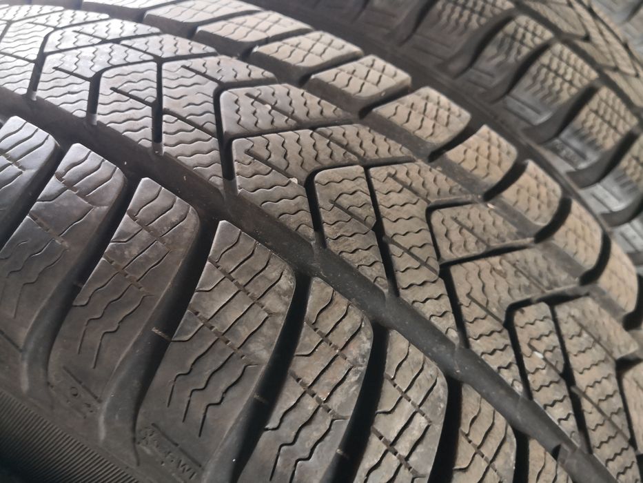 225 60 18 цола гуми като нови Pirelli dot 23