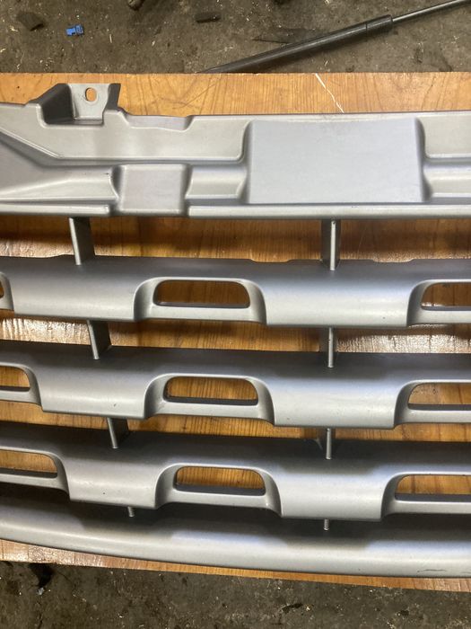 Master 2012 година Предна решетка