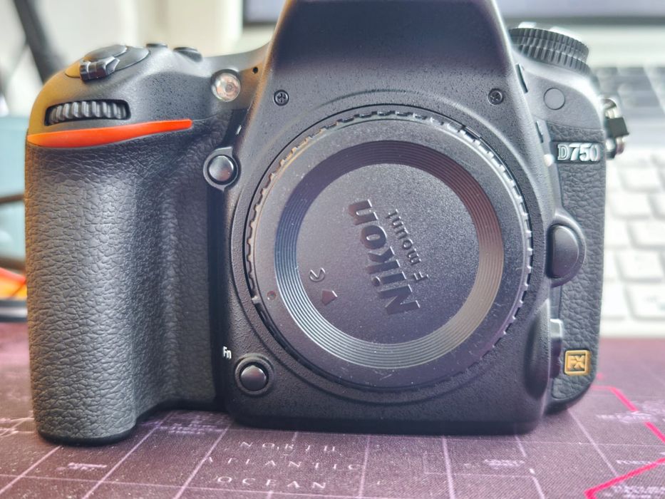 vând Nikon D750  - DSLR full frame 20k cadre