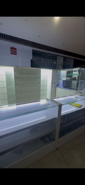 телефон аксесуарлари учун полка сотилади 2 метрга 3 метр жойни олади
