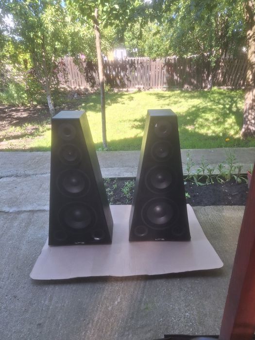 Boxe audio cu design piramidal