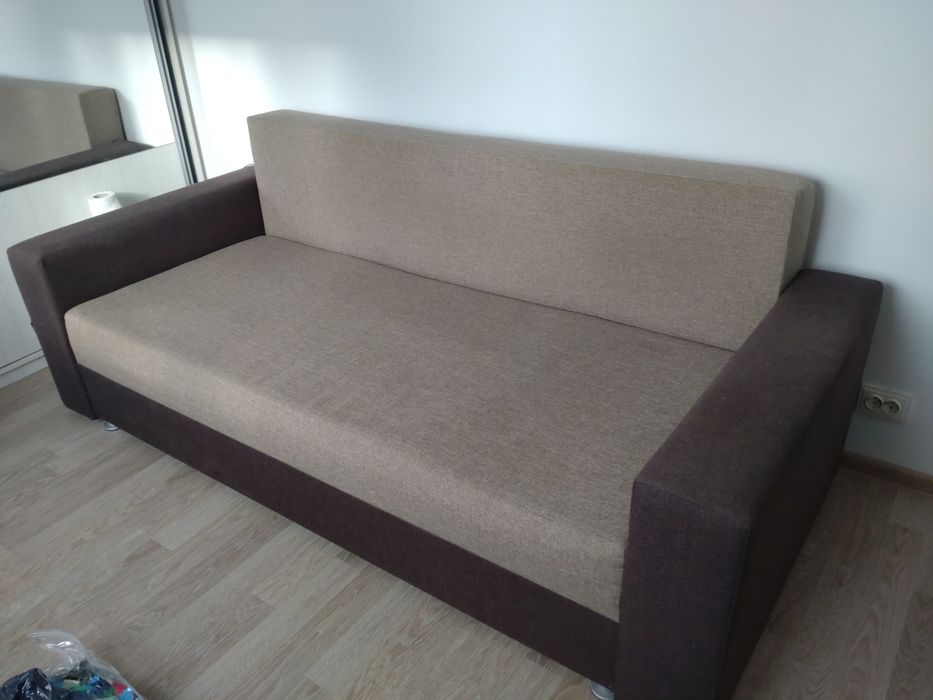 Canapea extensibila cu spatiu de depozitare in stare buna