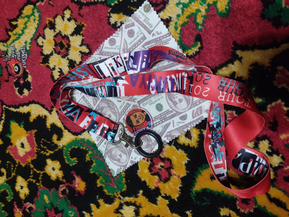 Продам брелки на ключи