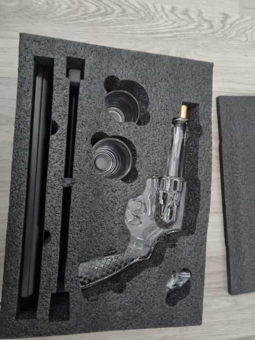 Set Decantor Whiskey Pistol 266 ml cu 2 Pahare de 50 ml si Stativ din