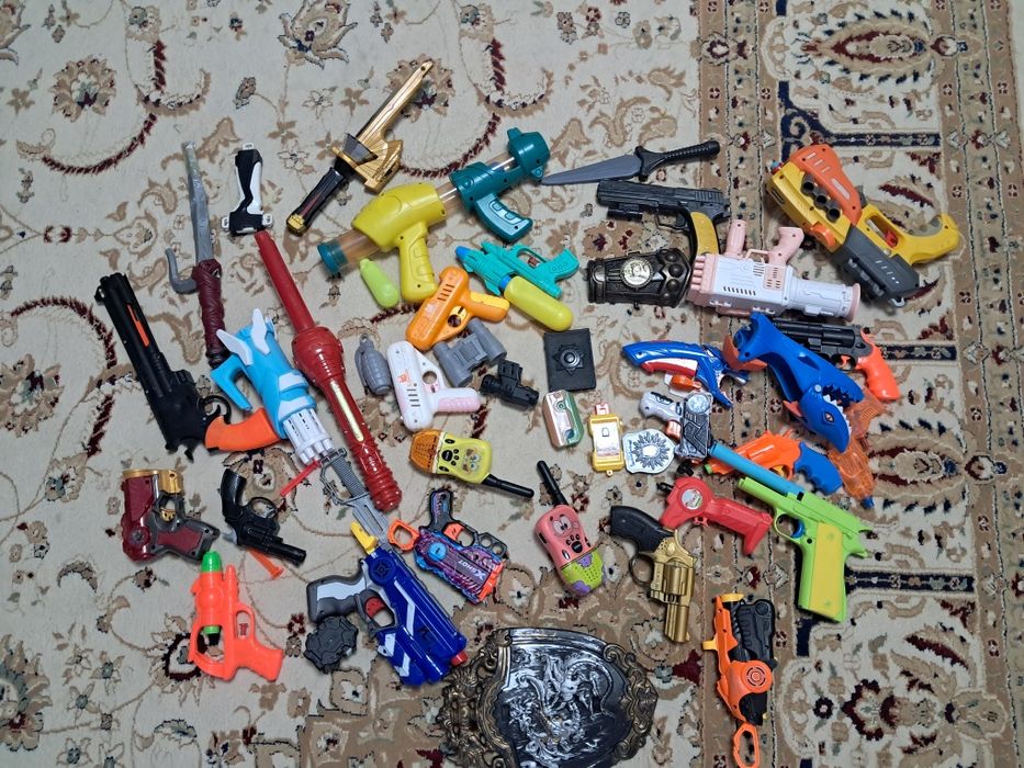 Пистолеты и игрушки продам