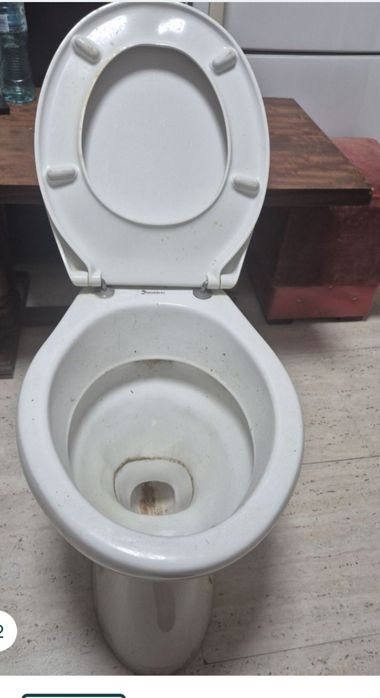 Vas WC + capac,  în stare foarte bună