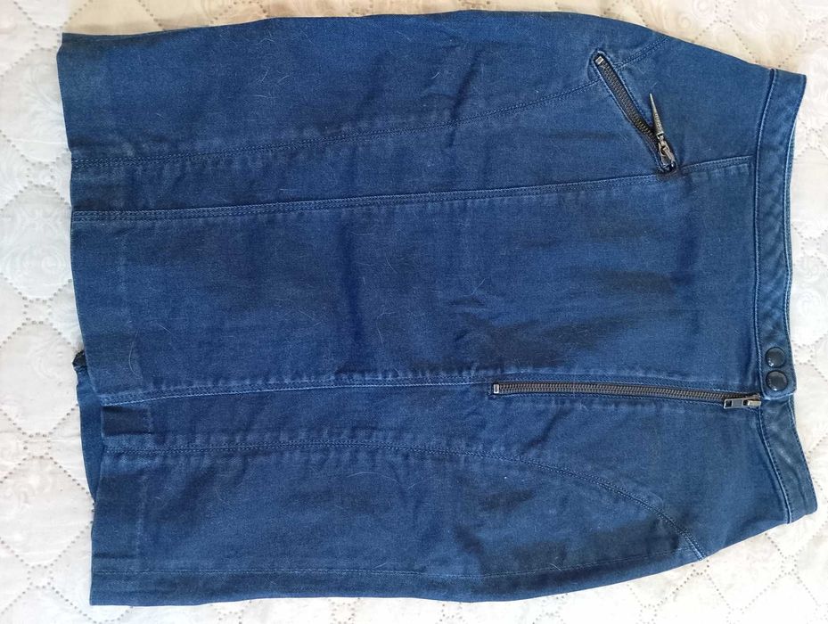 Елегантна дънкова пола на GUESS - в чудесно състояние, 12 евро.