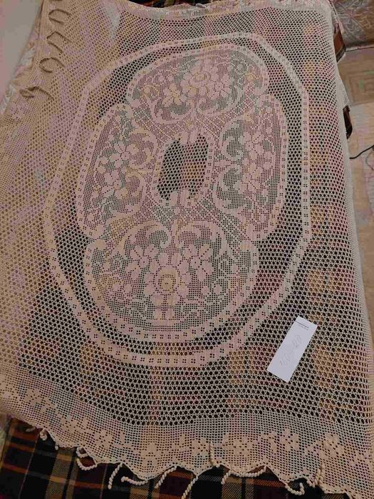 Предлагам плетени на една кука покривки за маса,ед.легла и спалня