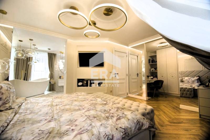 Ексклузивен дизайнерски апартамент с панорамна тераса в широкия център