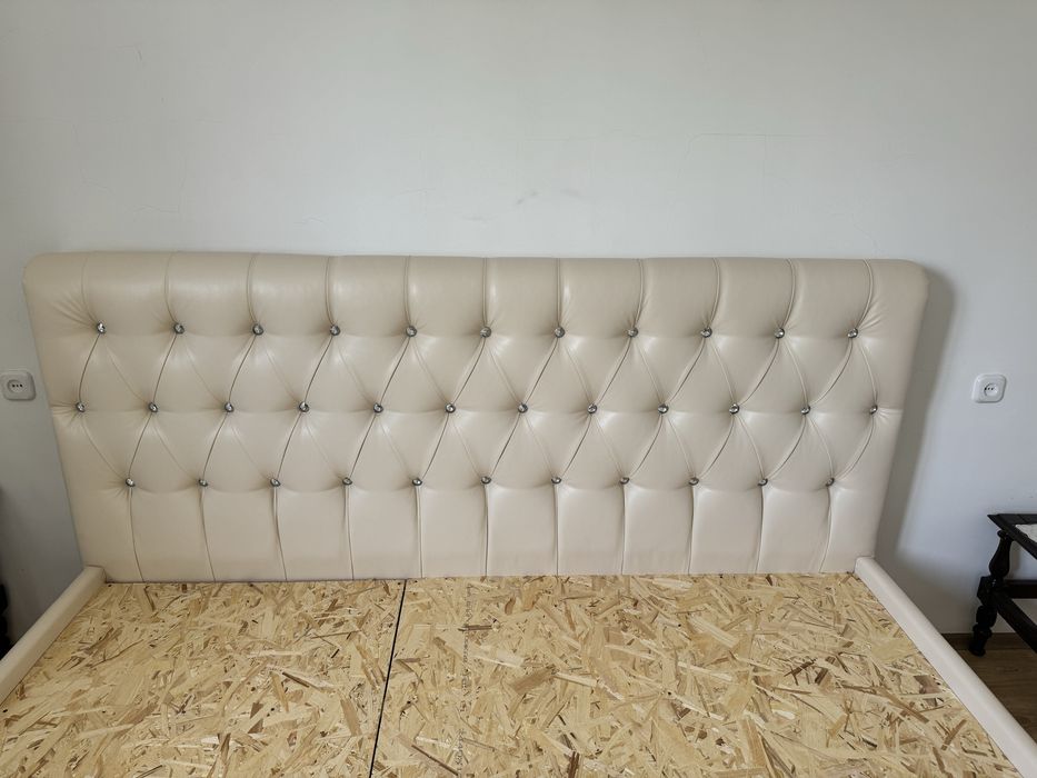 Кровать без матраса