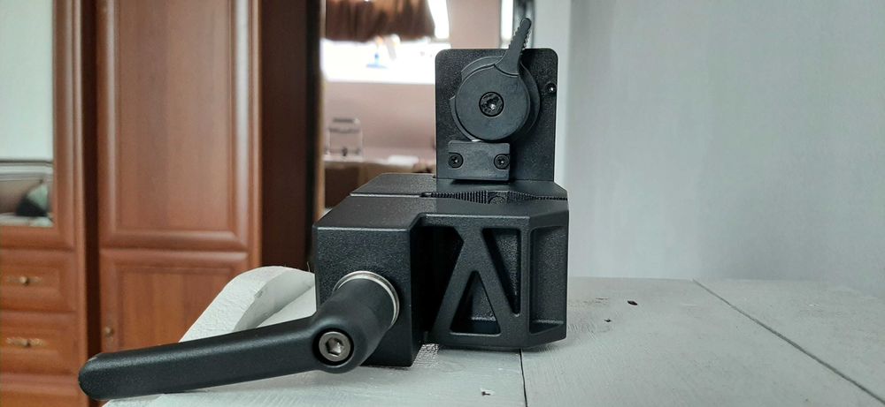 Clamp with Quick-Release Plates for V-Mount