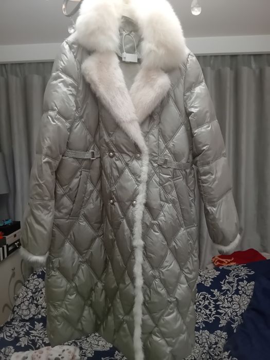 Vând Haină Nouă cu Vizon crem la guler, Masura M - Lla