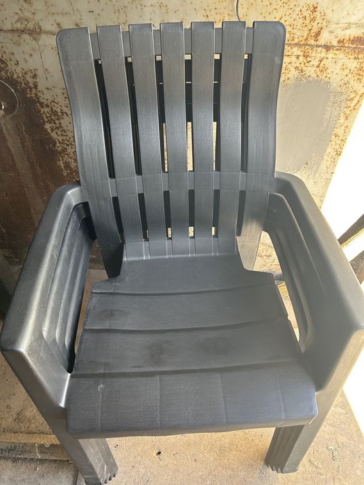 Продам пластиковый комплект стол + 4 стула