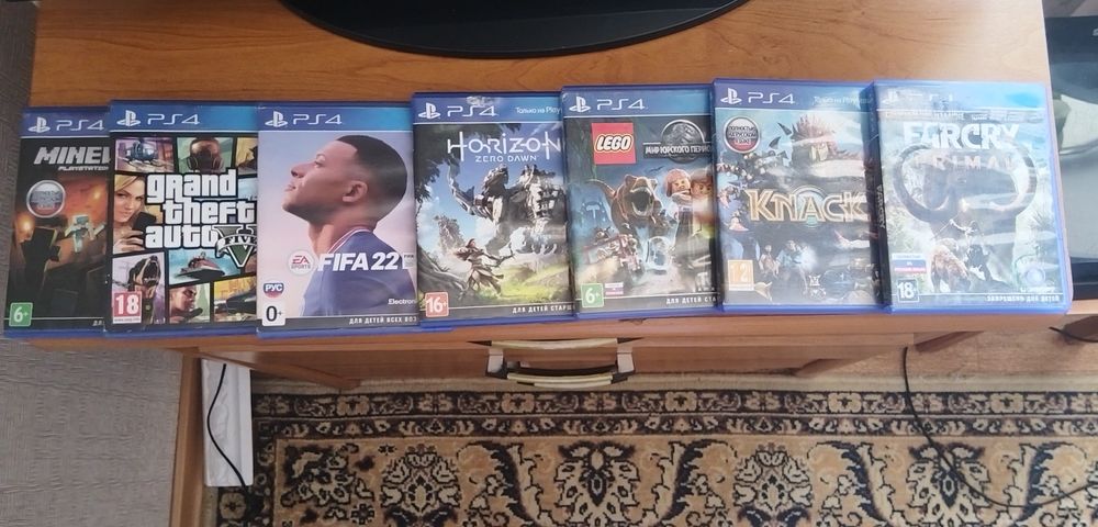 PlayStation 4 + 2 Dualshocks + 7 games