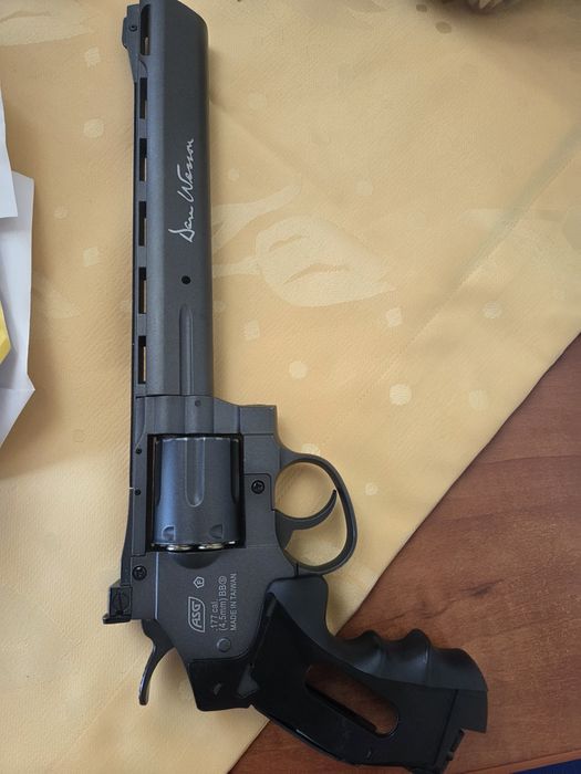 Pistol cu bile si