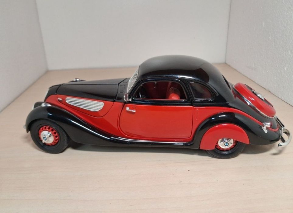 BMW327 guiloy 1 18 
Scara 1:18
Produs de guiloy

Pozele reflectă reali