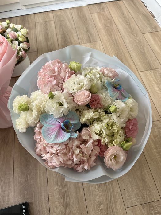 Букет с гортензией и орхидеями
