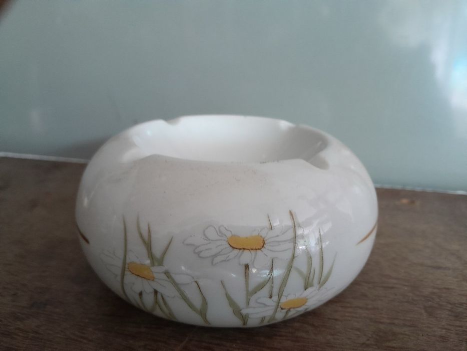 Красив Порцеланов Пепелник с Декор "Маргаритки" (Винтидж)