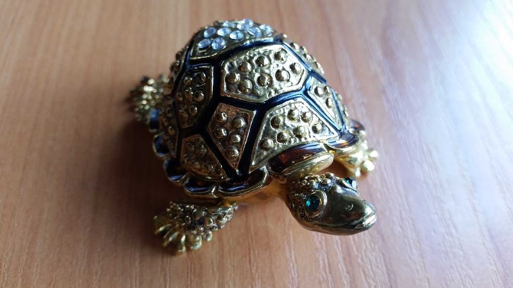 Кутия за бижута- масивен бронз, инкрустирана с камъни, ръчна изработка