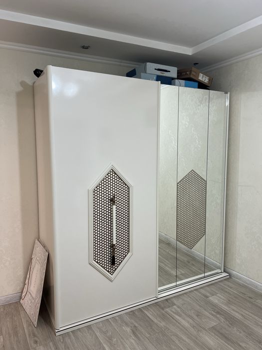 Шифоньер очень вместительный с двумя дверцами