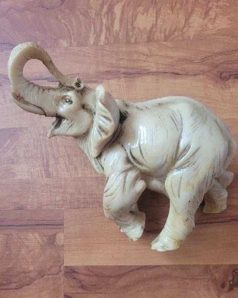 Масивна фигура слон