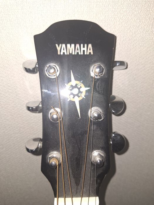 Электроакустическая гитара ямаха.