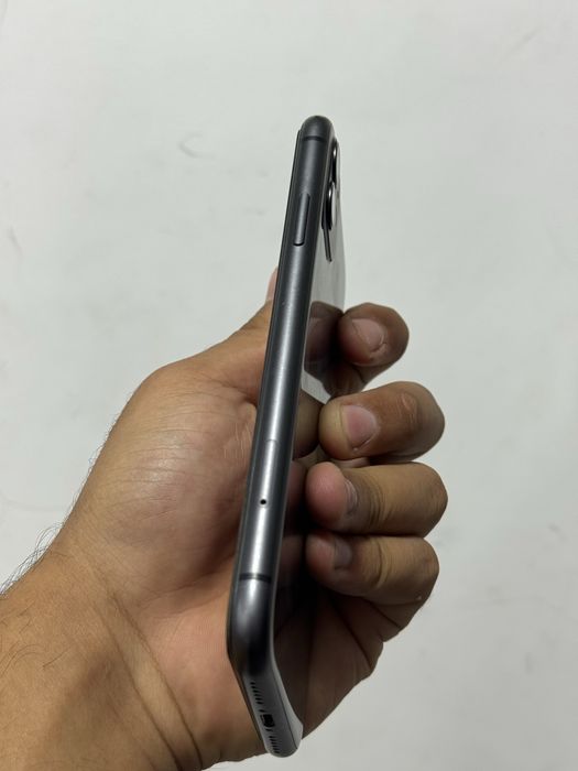 Iphone 11 black.