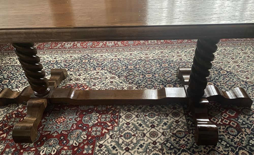 Резбована холна маса