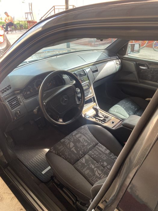 Mercedes-Benz E-Class (W210)
