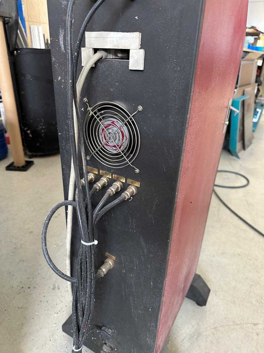 Firma Vinde  CNC VG 1318. 
Stand de control si computer inclus.