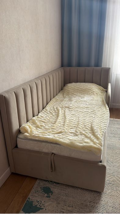 Продам кровать с матрасом