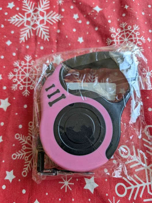 Розов повод с автоматична система за прибиране и заключване