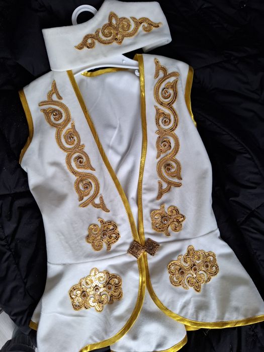 Әдемі кәжекей басқа тағатын бұйыммен(желетка )