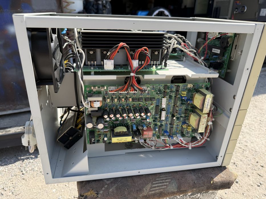 * Релейный стабилизатор напряжения POWERCOM AR-7.5K-LCD
