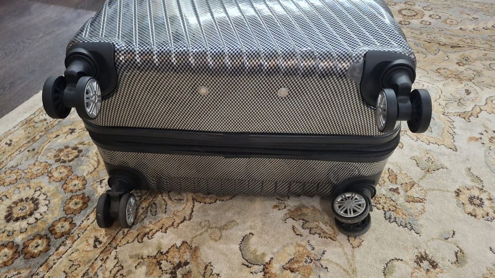 Чемодан дорожный