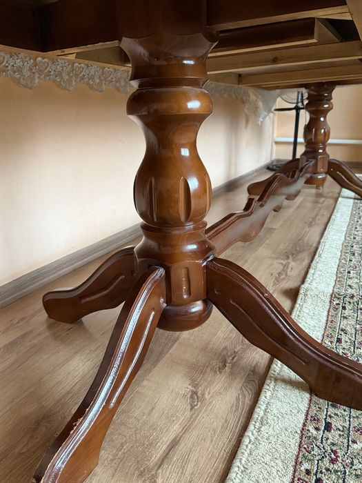 Стол для гостинной