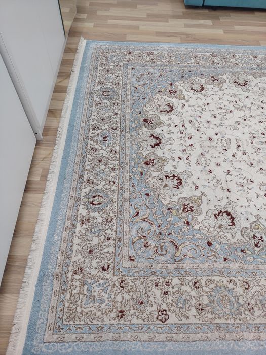 Продам ковёр 2 на 4 в идеальном состоянии