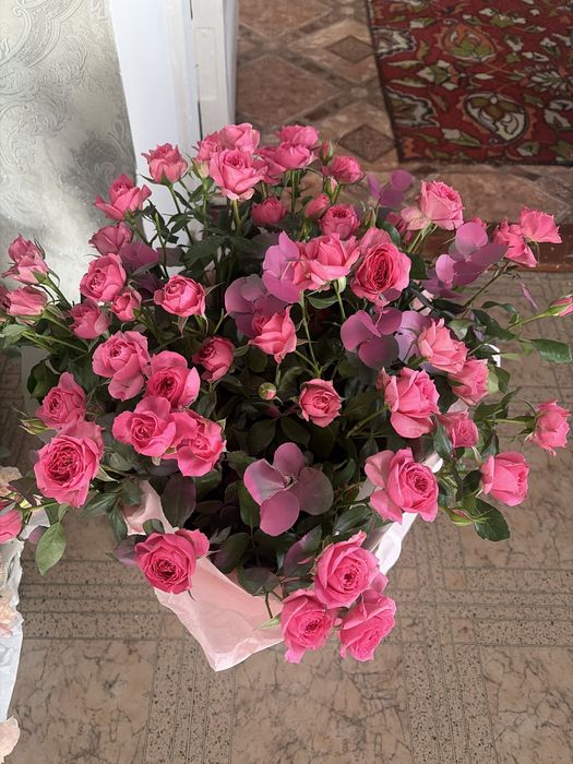 Шикарный аквабукет из кустовых роз, свежие