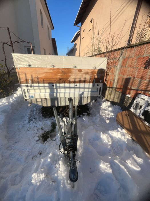 Remorcă cu sistem de frânare