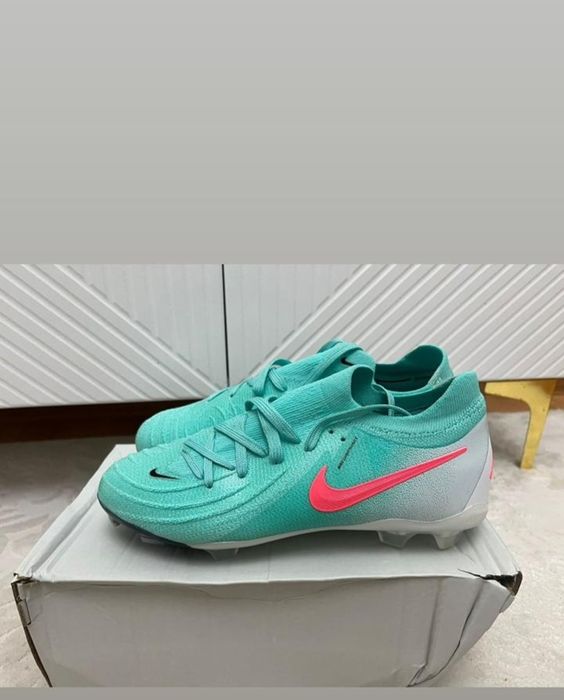 Продам футбольные бутсы новые