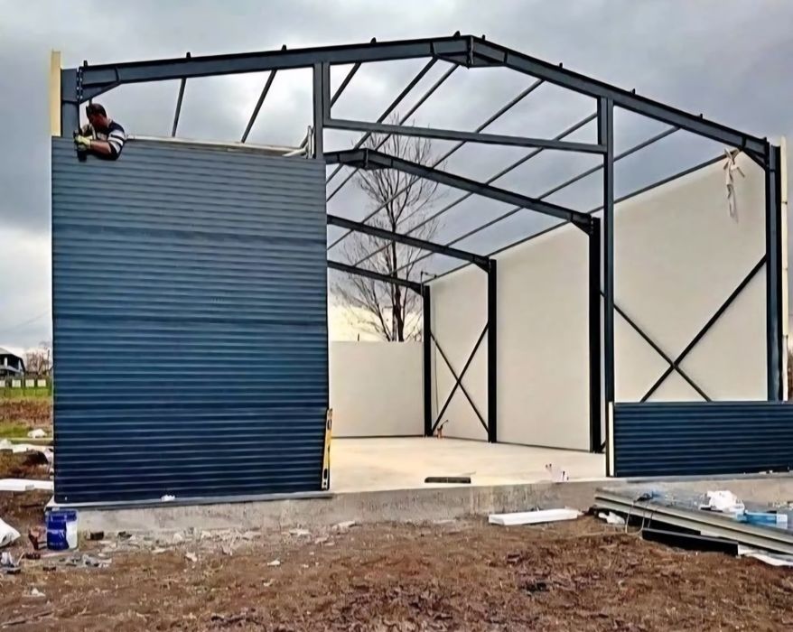 structura metalica 18x50x4. conține:
Stâlpii,
Ferme 
Pene acoperis si