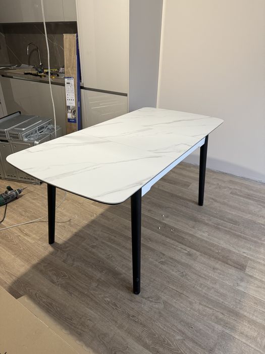 Чисто нова разтегателна трапезна маса