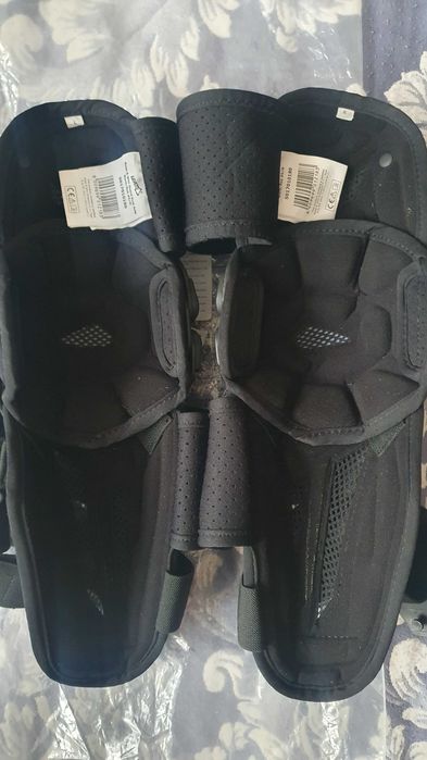 Leatt dual axis  наколенники